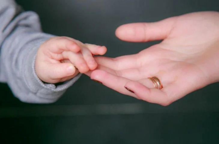 Женщина ослушалась медиков и родила здорового ребенка руки