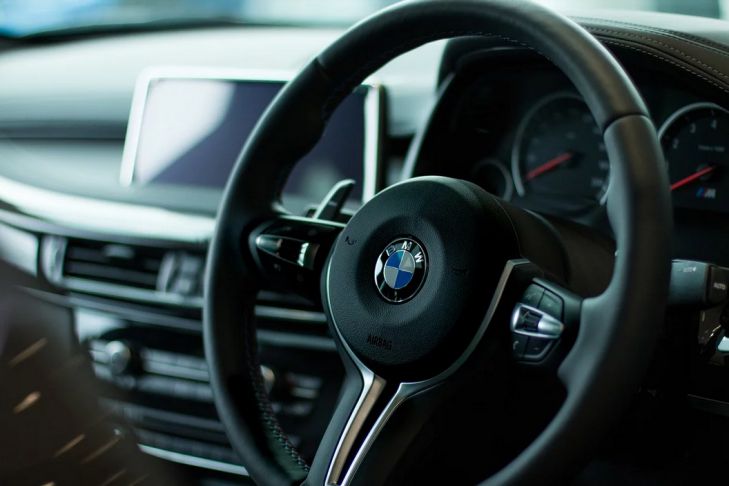 Компания BMW анонсировала автомобиль со встроенной поддержкой 5G руль