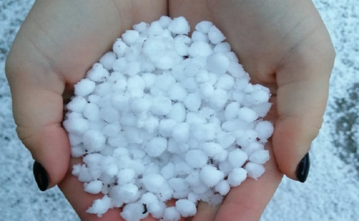 В Новогрудке с неба падала снежная крупа. Смотрите, что это такое В Новогрудке