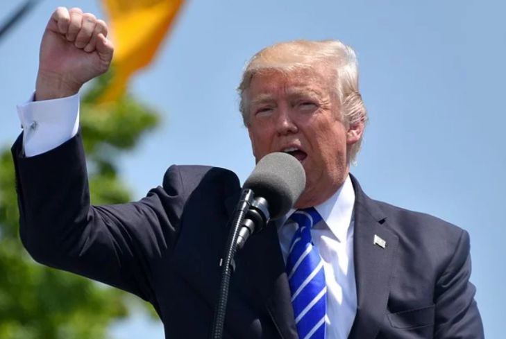 Дональд Трамп потребовал от корпорации Apple разблокировать смартфоны преступников Трамп