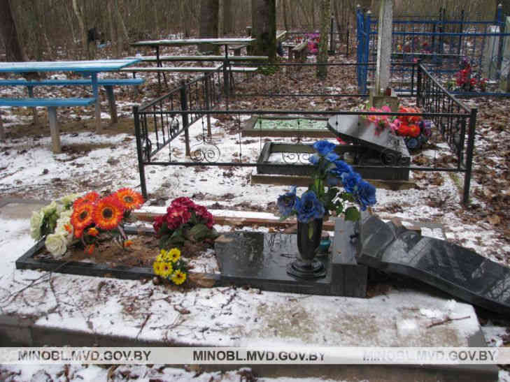 Хулиган повредил 22 надгробия на кладбище в Крупском районе надгробие