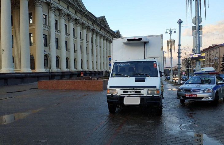 В Минске на проспекте Независимости грузовик сбил женщину на тротуаре дтп