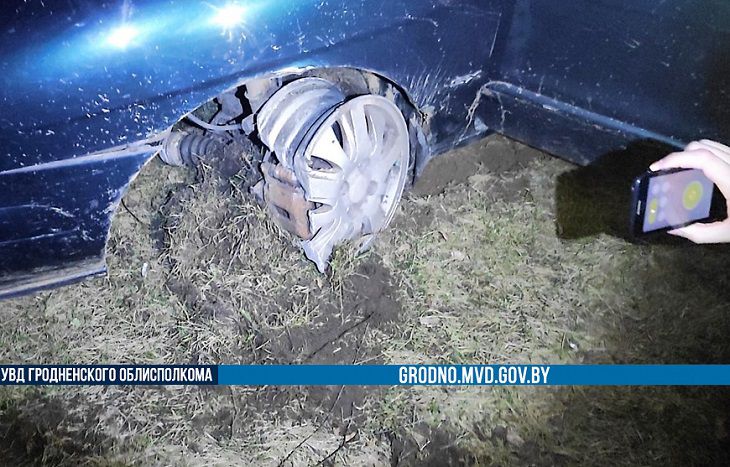 В Мостовском районе пьяный водитель устроил ДТП и скрылся: пострадал пассажир дтп