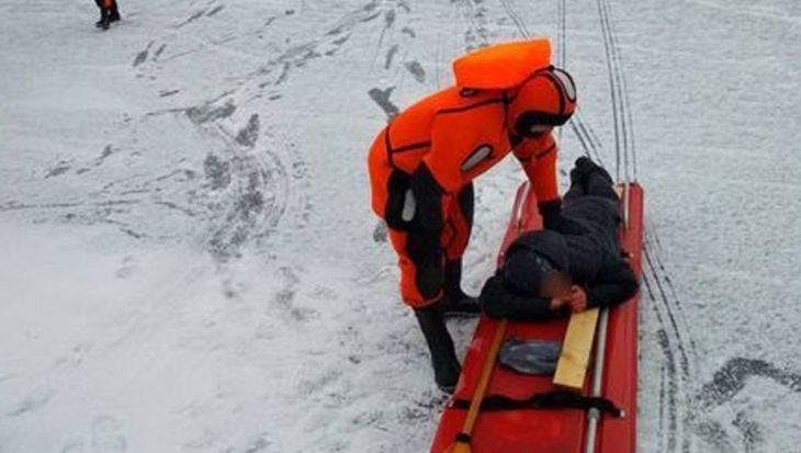 Спешил на работу и решил сократить путь: в Глубоком мужчина провалился под лед 