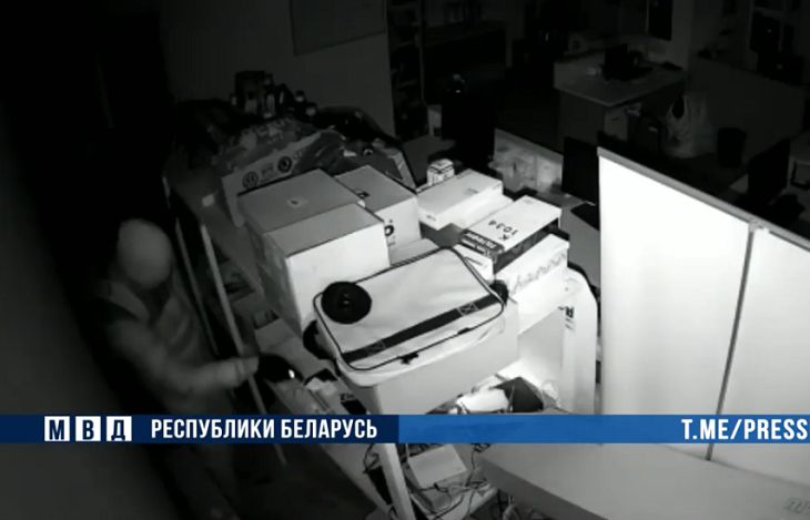 Поднимали камеры видеонаблюдения палкой и выносили технику. В Минске задержали серийных офисных воров кража