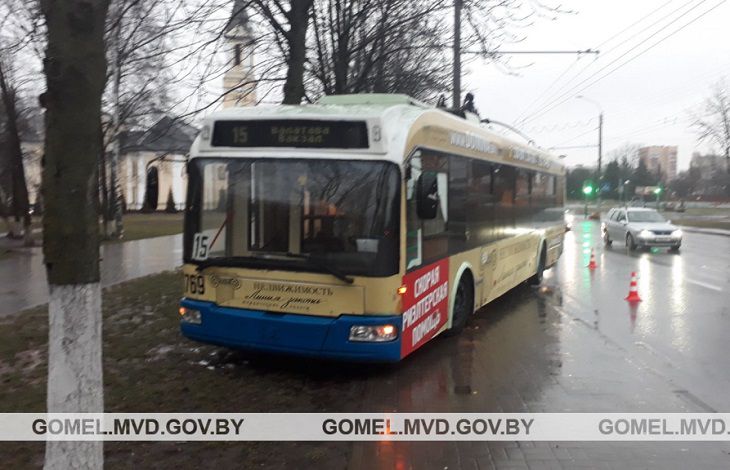 Уходил от столкновения с маршруткой. В Гомеле троллейбус выехал на тротуар и врезался в дерево дтп