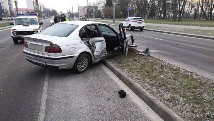 В Бресте парень на BMW снес ограду и 4 дорожных знака БМВ