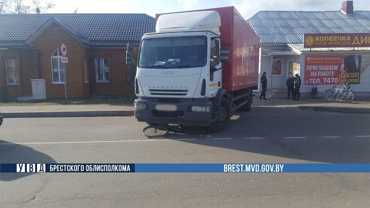 Бабушка с велосипедом попала под колеса грузовика в Ганцевичах грузовик
