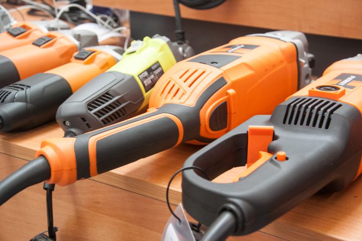 Скандал в школе: яйца для омлета повара взбивали перфоратором перфоратор