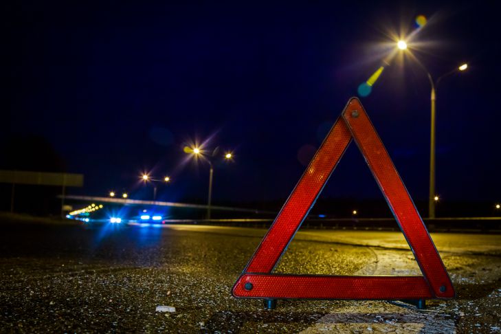 Пьяный житель Старых Дорог металлической трубой разбил шесть авто аварийный знак