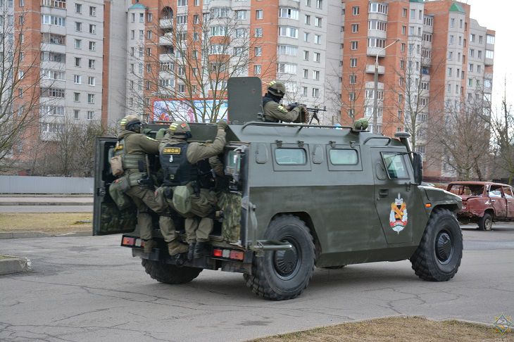Стрельба в городе. В Могилеве из Ледового дворца экстренно эвакуировали 2 000 человек омон