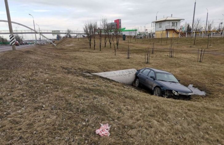 Заклинило колесо? В Минске на МКАД две машины вылетели с дороги авария