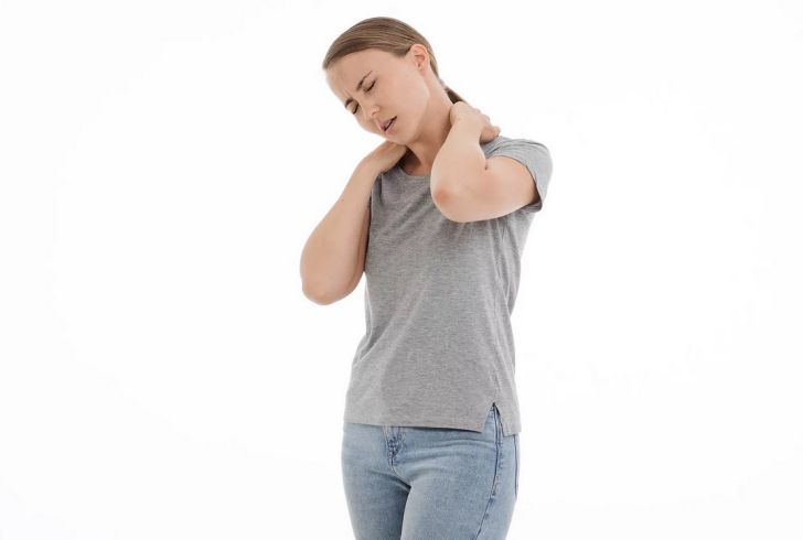 Медики выявили истинные причины болей в шее шея