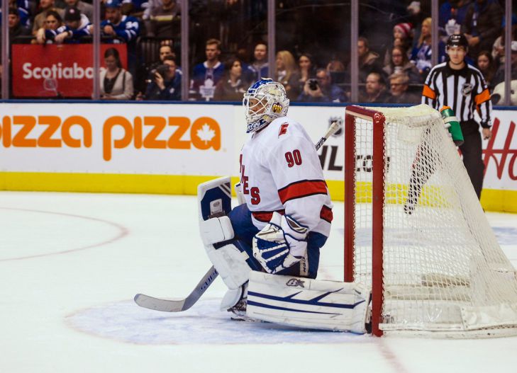 Водитель ледозаливочной машины заменил травмированного вратаря в матче НХЛ. В итоге его команда одержала победу голкипер