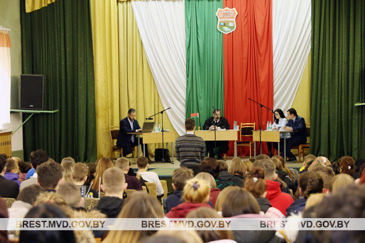 Зал был полон. В Бресте суд прибыл в лицей и вынес приговор учащемуся зал