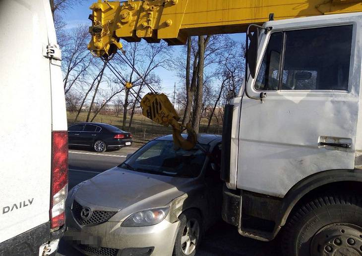 В Минске на кольцевой легковушка попала под автокран дтп