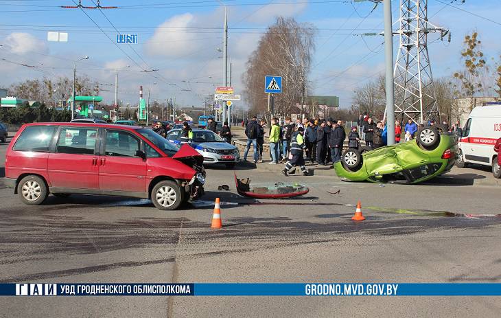 Серьезная авария в Гродно: легковушка опрокинулась на крышу, пострадала женщина дтп