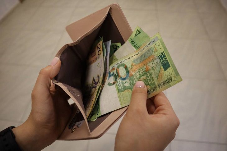 Почти 40 % доходов идет на питание. В Белстате рассказали, сколько зарабатывает и тратит средняя белорусская семья деньги