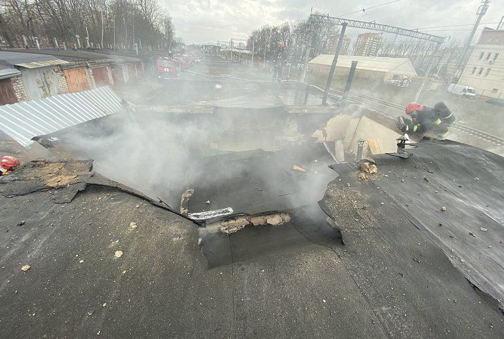 В Минске произошли взрыв, пожар и обрушение: работают спецтехника и кинологи гараж