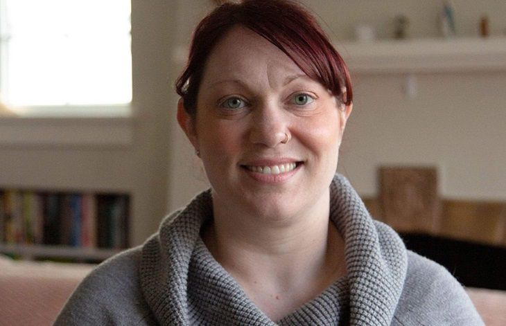 Вылечившаяся от коронавируса американка рассказала, как защититься от болезни женщина