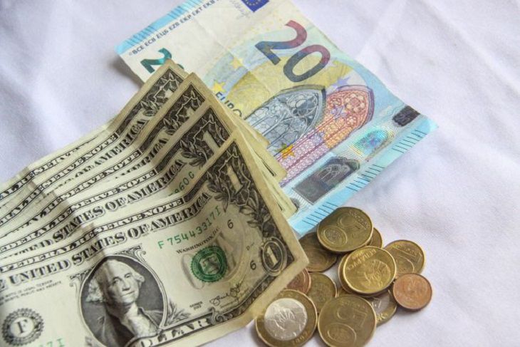 Что происходит? В Беларуси доллар с евро покатились вниз деньги