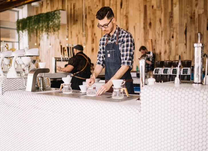 Высокая вероятность увольнения: названы самые уязвимые перед коронавирусом профессии кафе