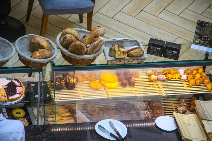 В Сети обсуждают историю о детях, которых в школе второй год подряд заставляют есть стоя столовая