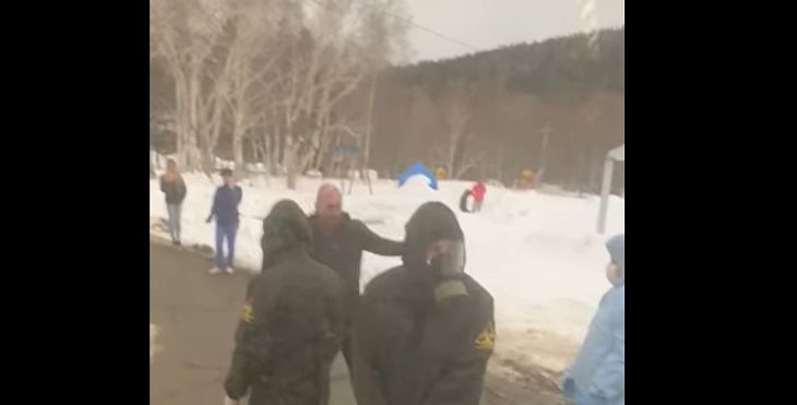 В России мужчина напал на врачей в масках, которые госпитализировали его жену коронавирус