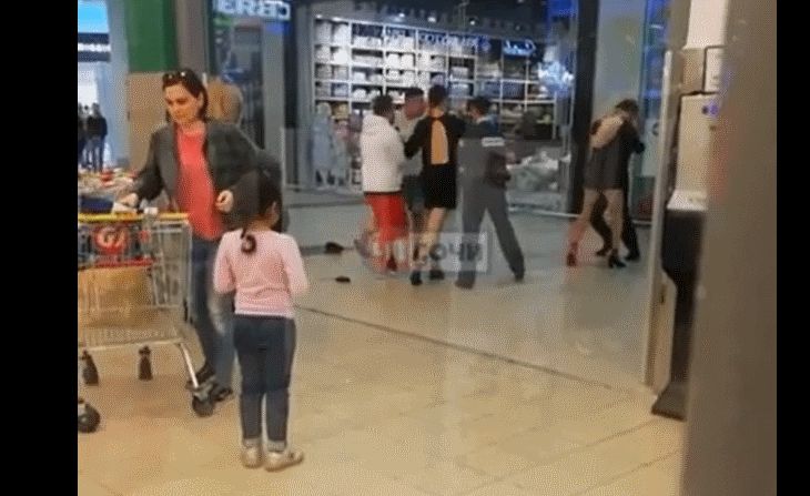 Мужчины в платьях и на каблуках устроили массовую драку в магазине. Посмотрите, как это было драка