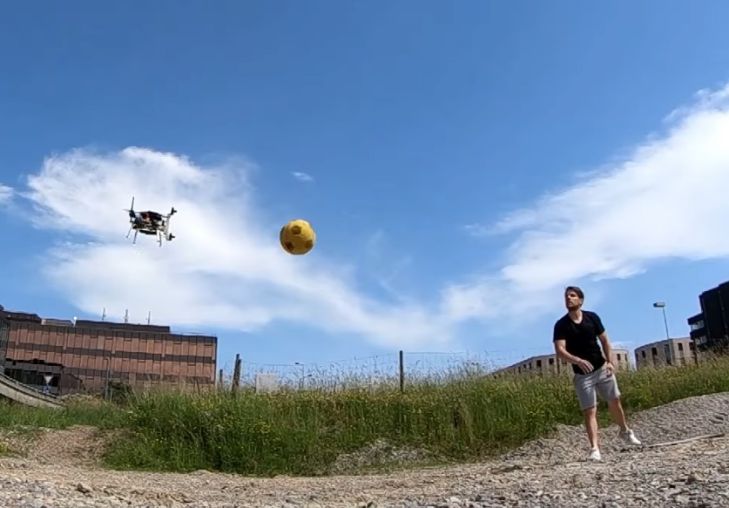 Инженеры научили беспилотники уклоняться от мяча. Посмотрите, как дроны сыграли в «вышибалу» дрон