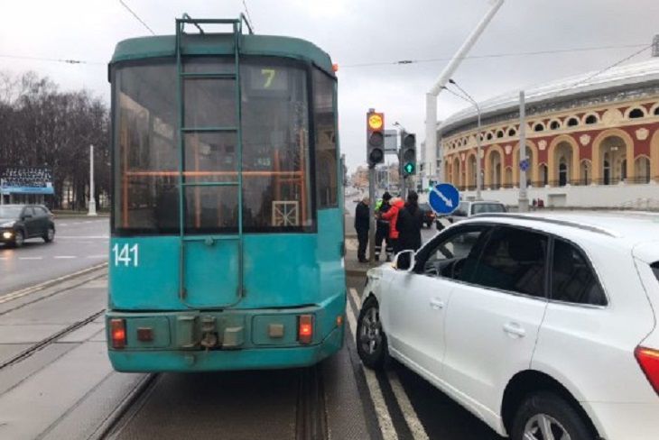 В Минске белый кроссовер врезался в трамвай дтп