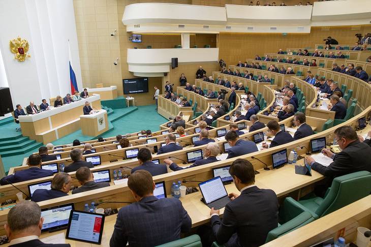 Совет Федерации одобрил закон о поправках к Конституции России парламент