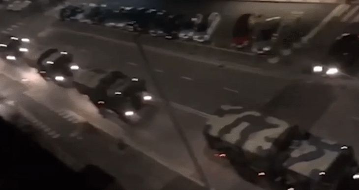 В Италии тела умерших от коронавируса вывозят на военных грузовиках машины