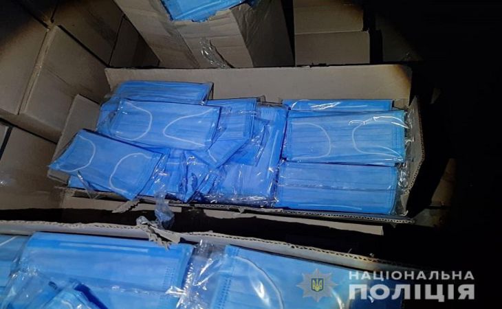 В Киеве вооруженная банда ограбила предпринимателя: забрали 100 тысяч медицинских масок В Киеве