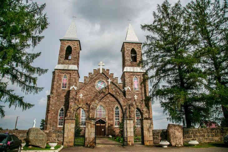 В костелах Беларуси из-за коронавируса запрещено целовать кресты и иконы костел