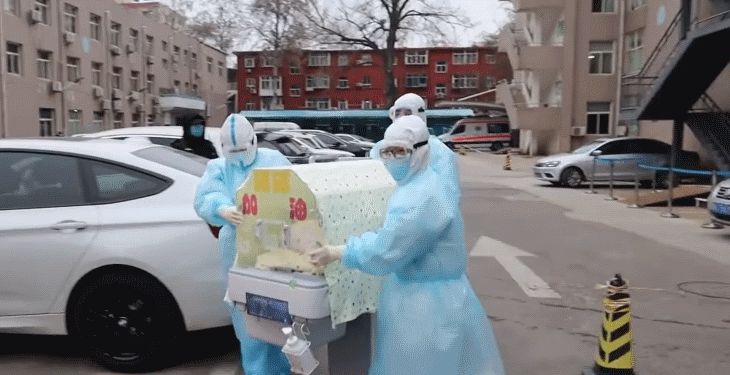 Встреча мамы и ребенка после карантина растрогала сеть коронавирус