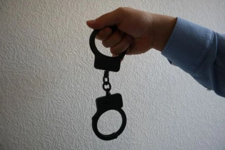 Психолог рассказал, как по отчеству и дате рождения вычислить преступника наручники