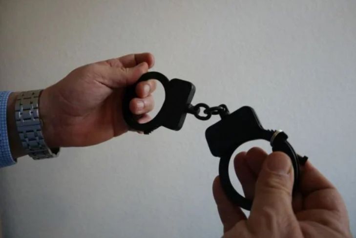 Американские ученые выявили связь между увольнениями и ростом преступности наручники