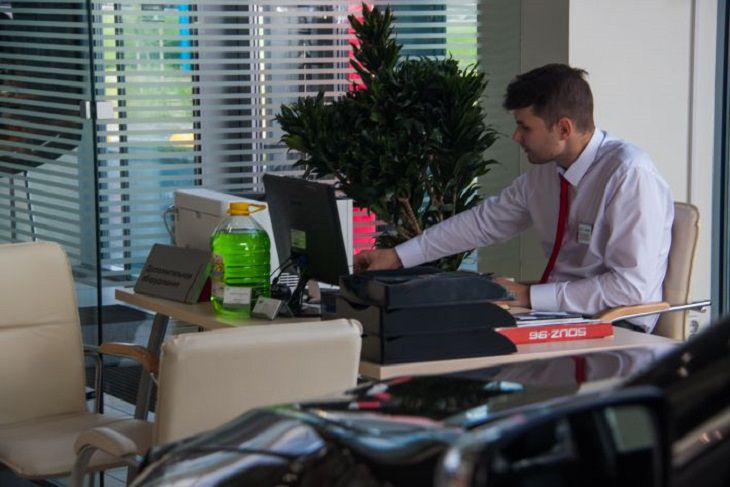 Повышенные оклады и льготные кредиты. В Беларуси помогут молодым специалистам офис