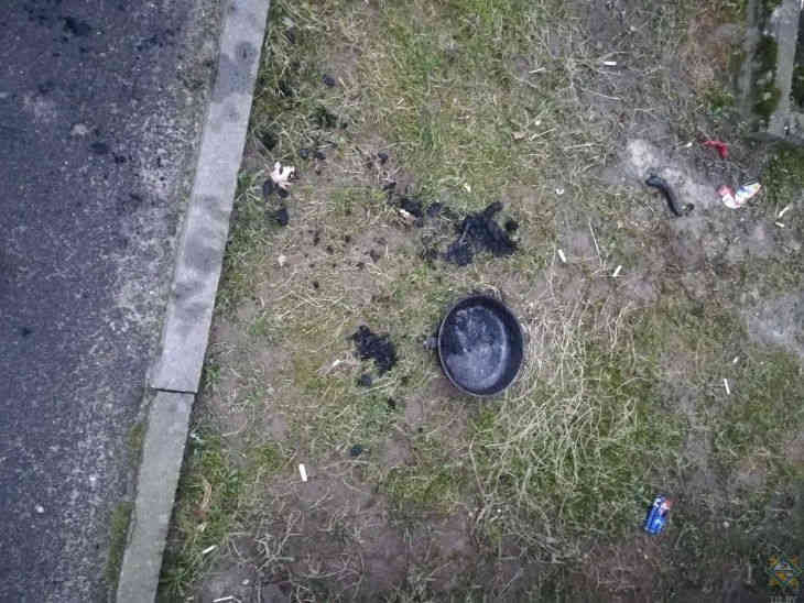 В Молодечно хозяин квартиры пытался потушить загоревшуюся на плите еду и пострадал пожар