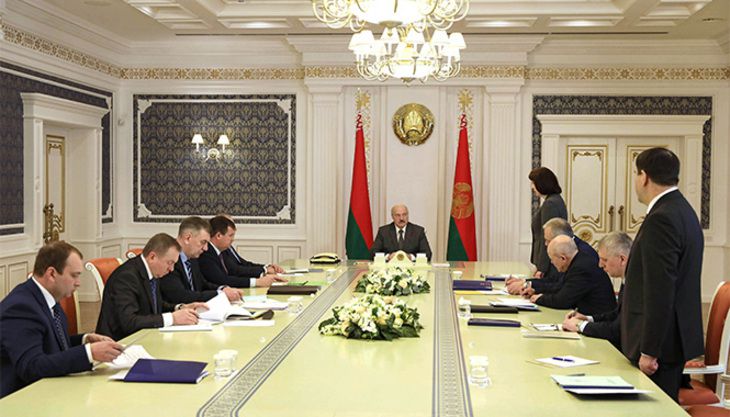 Лукашенко поручил Кочановой смотреть за пожилыми людьми президент