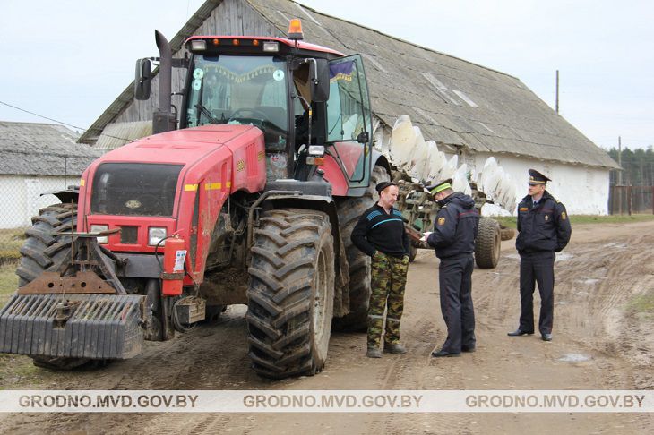 Сломанные заборы, бензин из ведра, пьянство. На Гродненщине идут рейды трактор