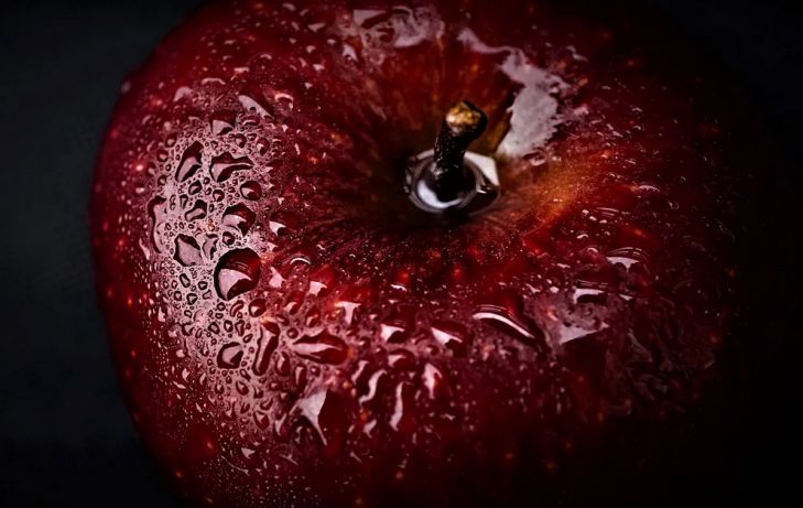 Нужно ли мыть продукты с мылом из-за COVID-19: ответ ученых яблоко