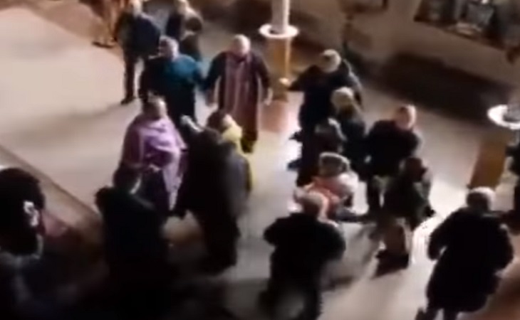 Кадры: в Украине священники устроили массовую драку с прихожанами во время проповеди Кадры: в Украине священники устроили массовую драку с прихожанами во время проповеди