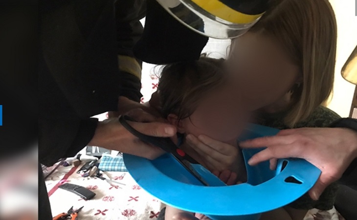 Застряла головой в накладке унитаза: в Минске спасатели помогли 2-летней девочке в Минске