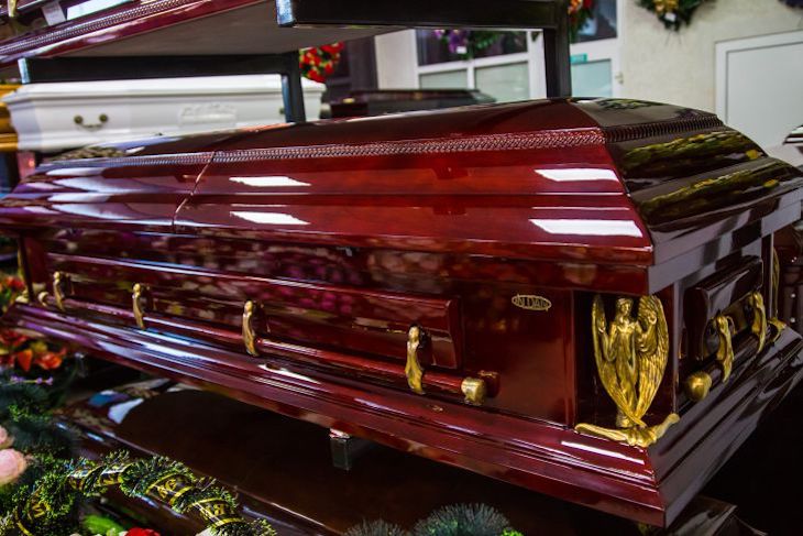 Число умерших россиян с коронавирусом достигло 747 гроб