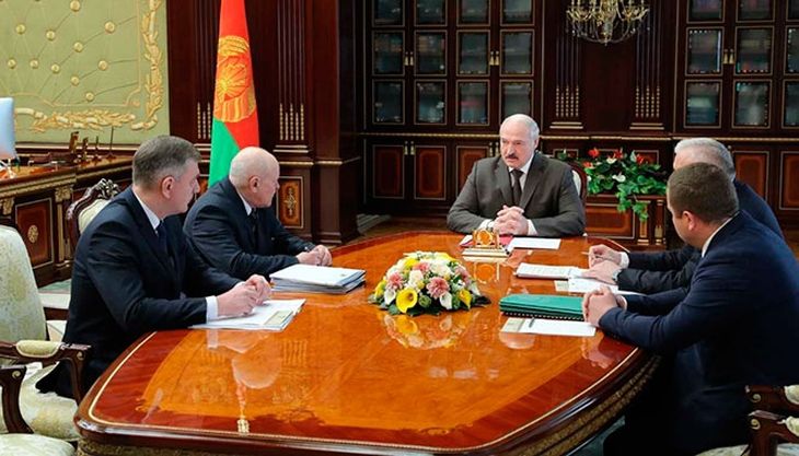 Лукашенко: «У нас нет столько нефти, как в России. Но у нас есть земля, лес и людские руки» Лукашенко