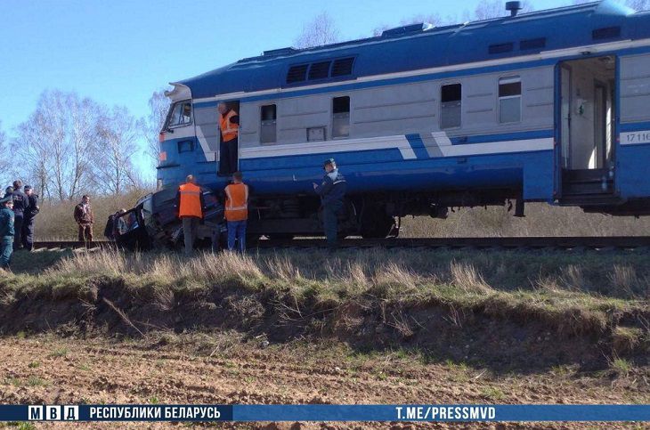 Страшная авария под Волковыском: столкнулись поезд и Volkswagen, водитель погиб поезд