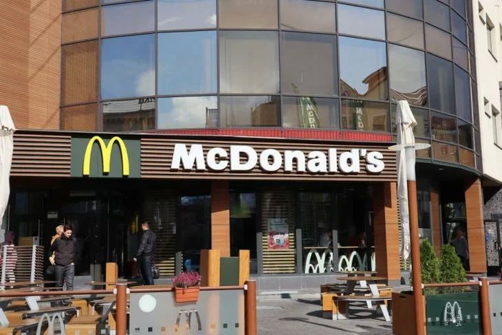 Статистика: белорусские рестораны, магазины и кинотеатры потеряли треть посетителей кафе