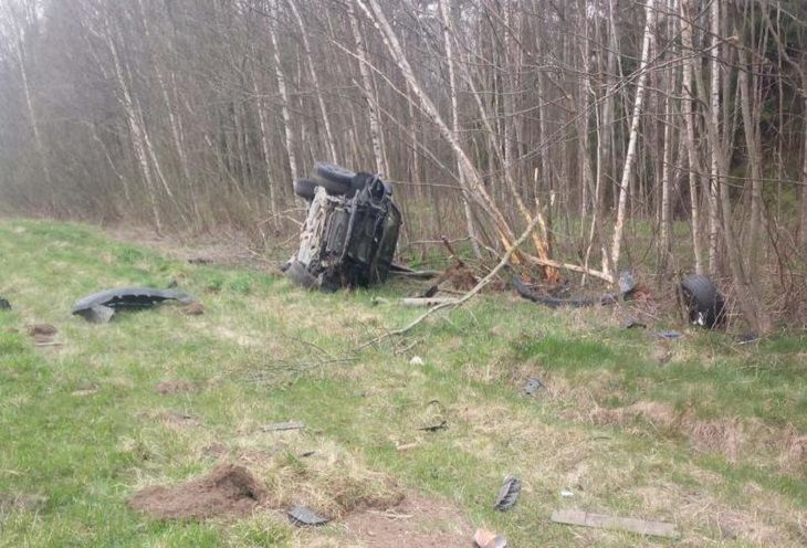 Под Полоцком BMW вылетел в кювет из-за лопнувшего колеса: два человека в больнице авария